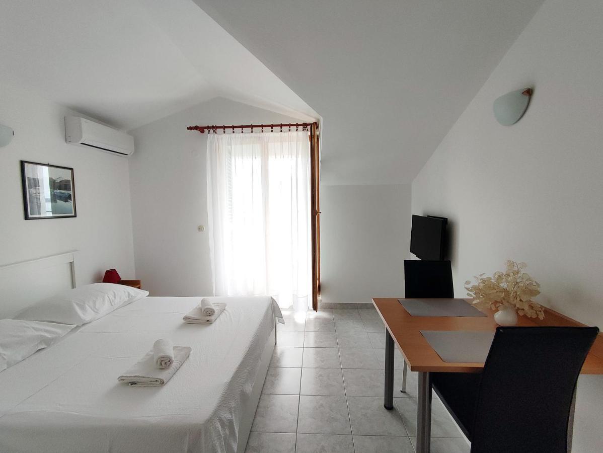 יאדריה Apartments And Rooms Saric מראה חיצוני תמונה