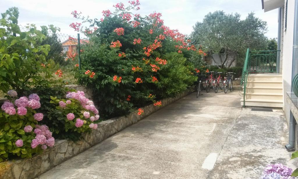 יאדריה Apartments And Rooms Saric מראה חיצוני תמונה