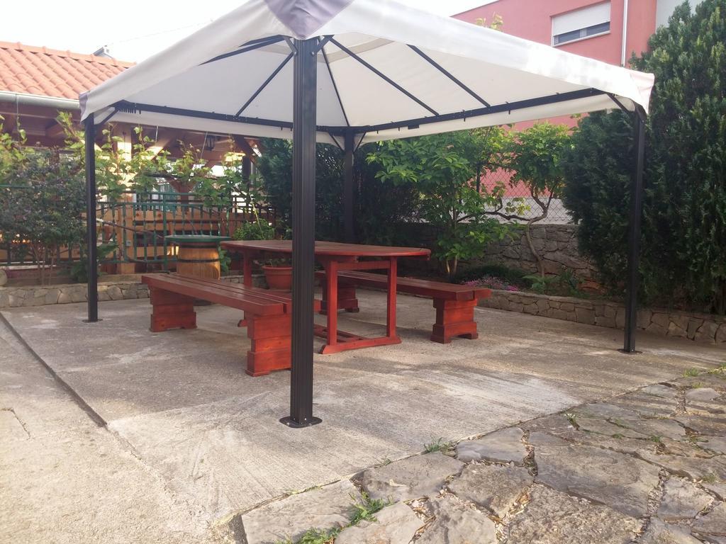 יאדריה Apartments And Rooms Saric מראה חיצוני תמונה